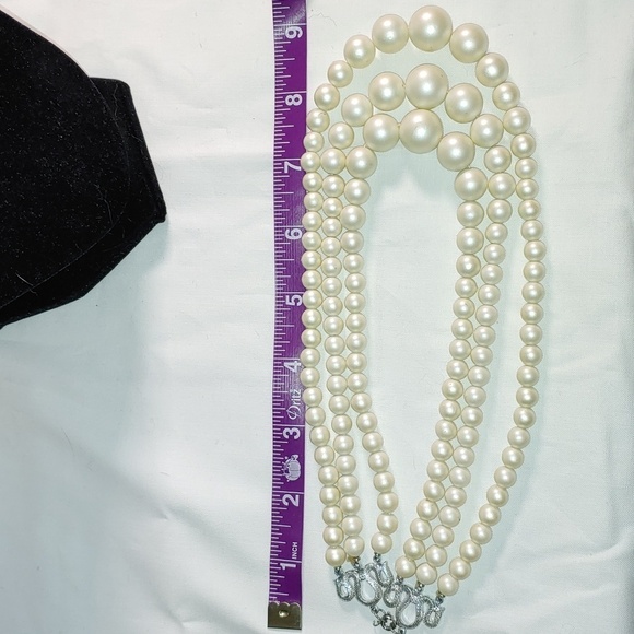 Vintage plastic 3 strand pearl beaded necklace - Picture 2 of 4